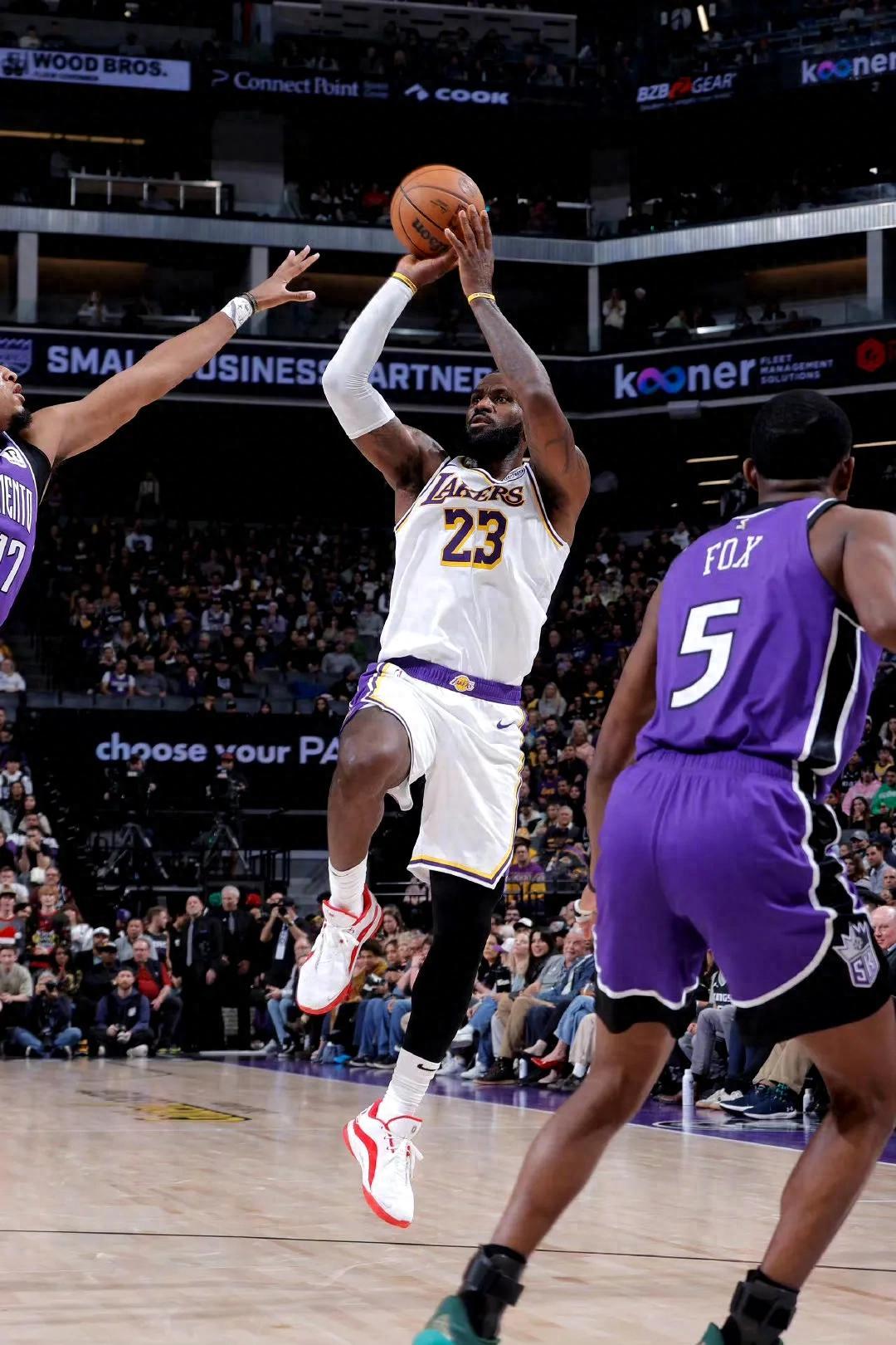 关于勒布朗超神表现！湖人队击败活塞队登顶西部的信息