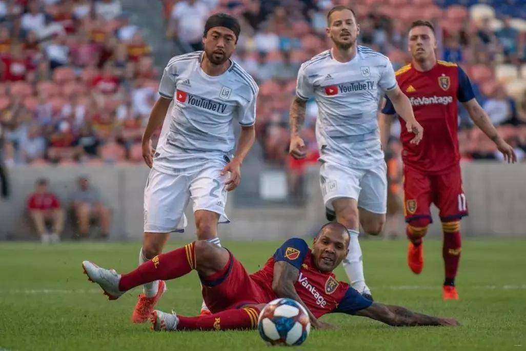 秘鲁队客场逼平法国队，欧预赛小组混战