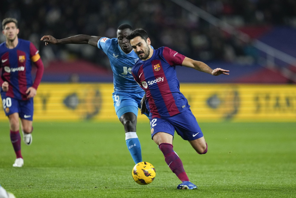 包含阿尔梅里亚俱乐部在主场逼平巴塞罗那的词条