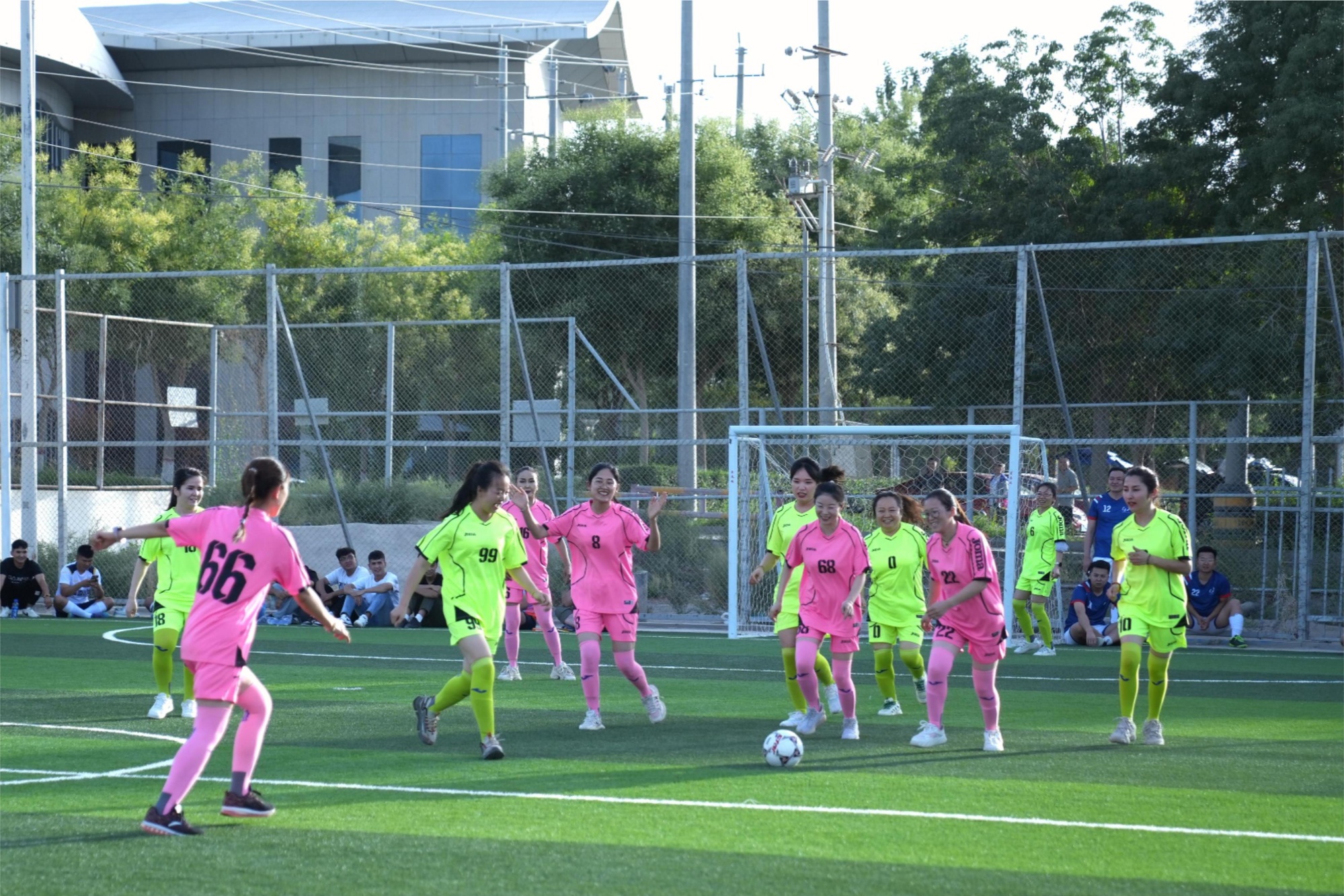 精彩足球比赛即将拉开帷幕，球员们备战热情高涨