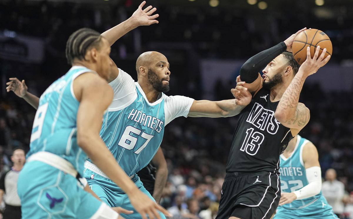 黄蜂队球员因伤退出比赛，团队需应对挑战的简单介绍