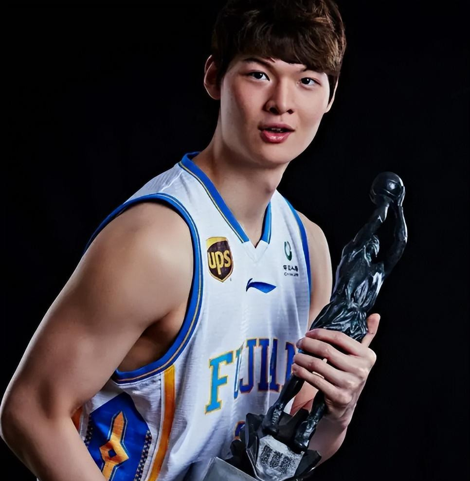 包含顶尖篮球明星集结，全新赛季启动的词条