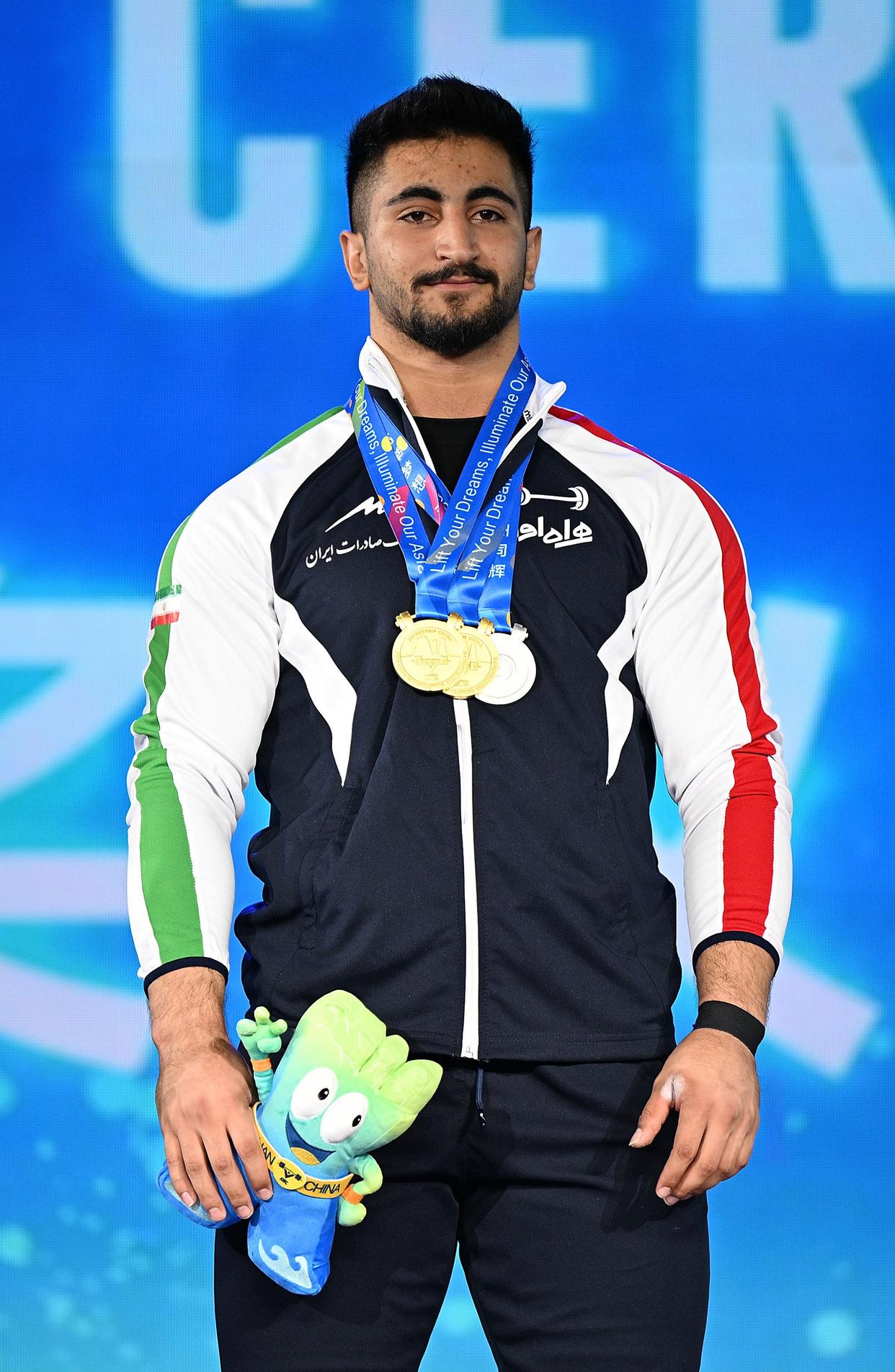 哥斯达黎加选手在举重比赛中亮相