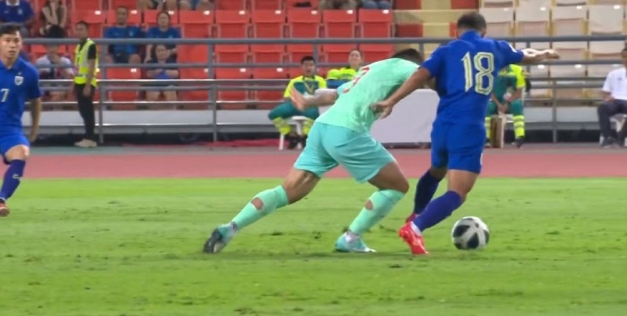 包含斯图加特在主场扳平比分，艰难拿到分的词条