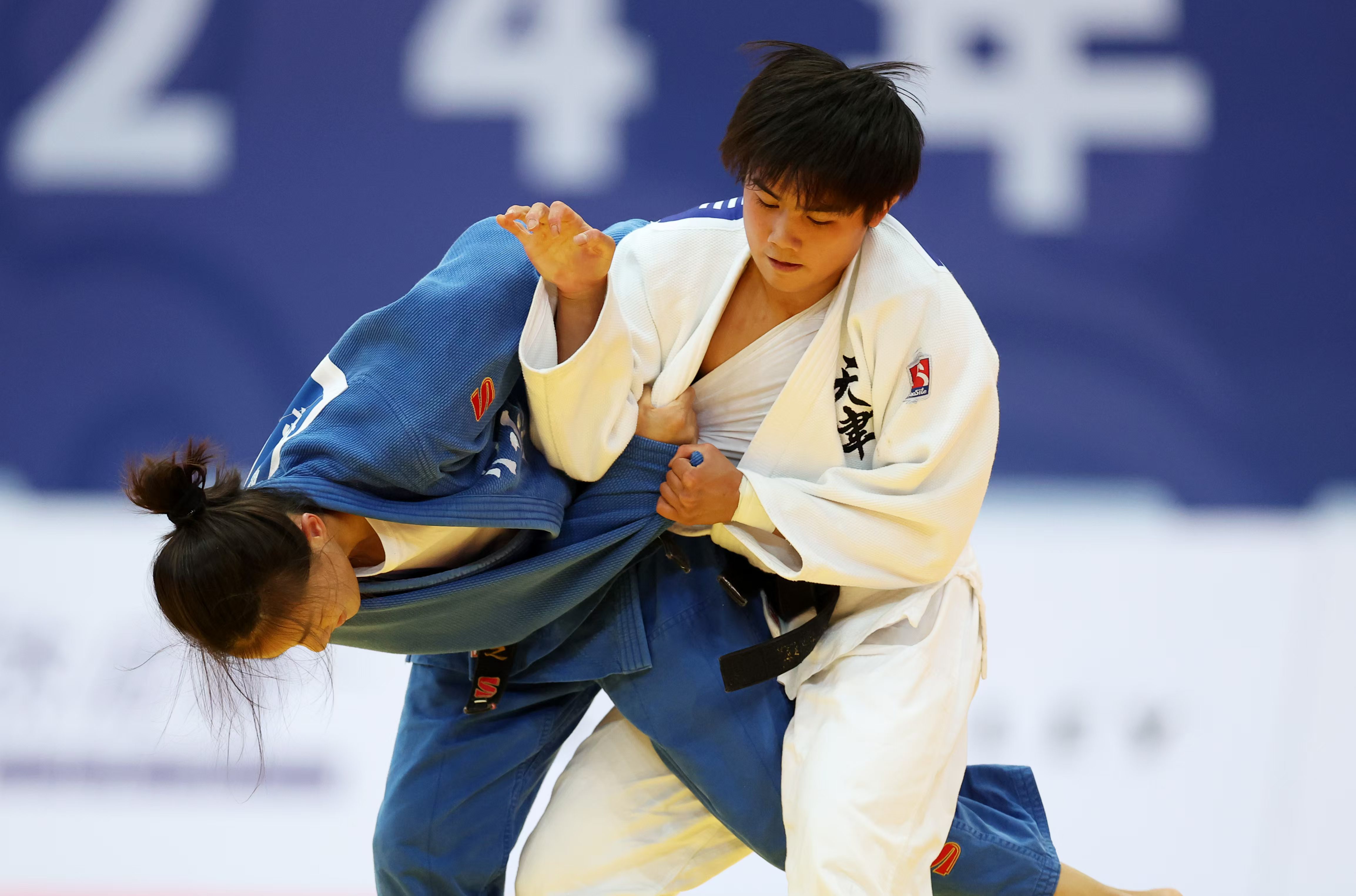 柔道选手实力强劲，荣膺冠军