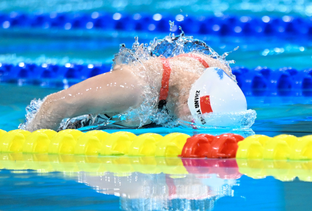 意大利游泳选手夺得女子蝶泳冠军