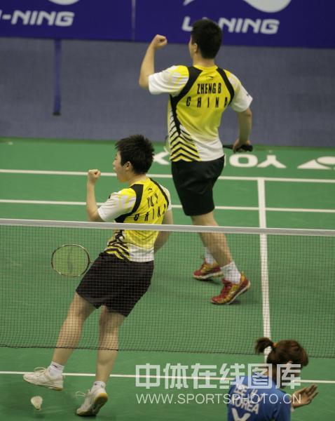 一场进攻猛烈的对决，最终险胜的一方欢呼雀跃