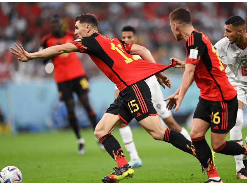 比利时国家队在比赛中碰到对手