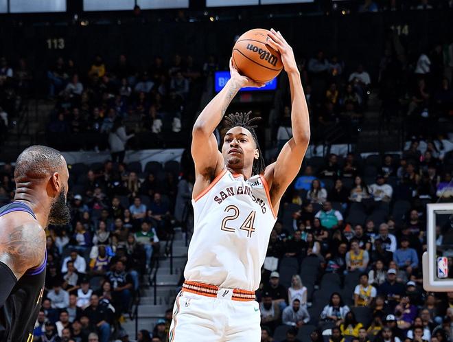 开拓者负马刺，诺尔19+12的简单介绍