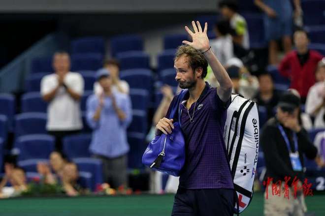 关于意大利网球队鏖战西班牙网球队，梅德韦杰夫绝境逆转的信息