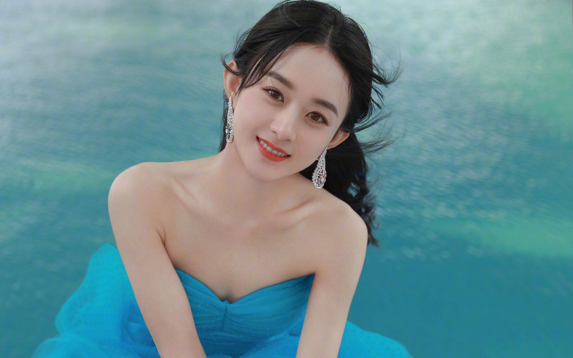 北非风暴席卷东欧，莱万三射一传，这场胜利堪称艺术