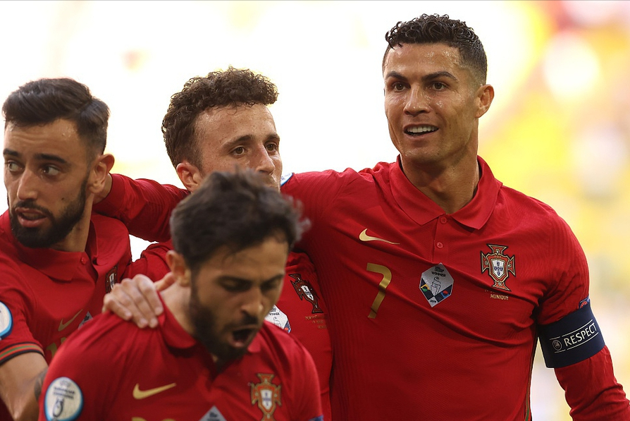 巴拉圭对阵葡萄牙，卢卡库主宰比赛走向